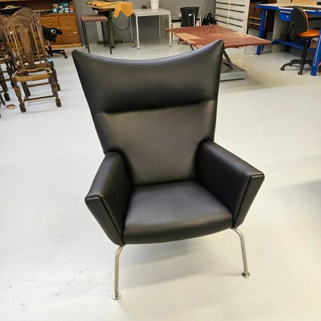 Ompolstring af Hans J. Wegners Wing Chair CH445